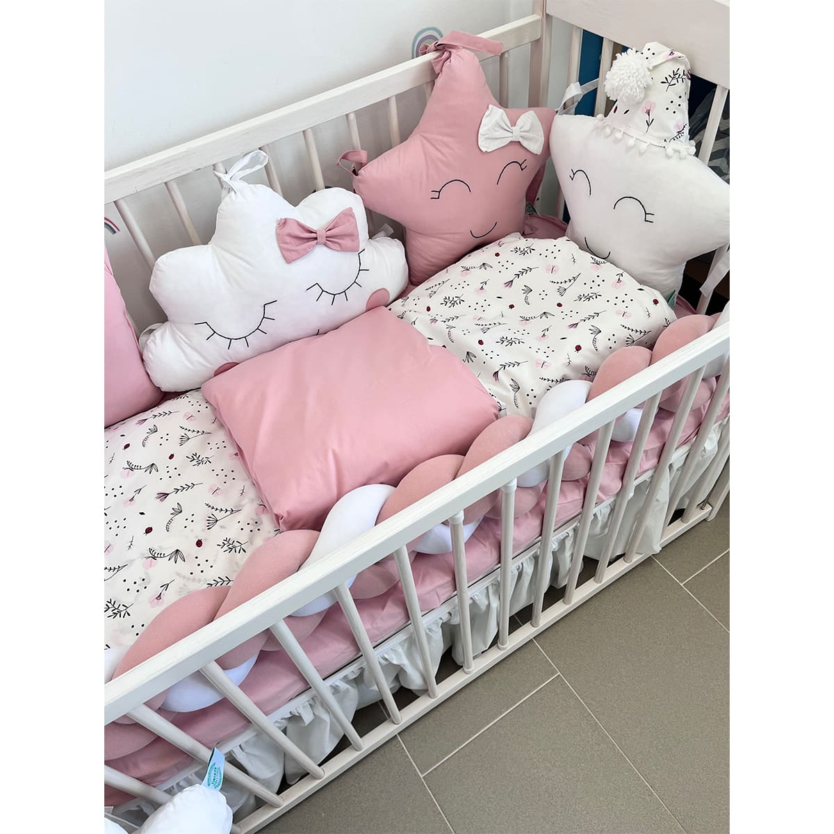 Posteljina i ogradica za krevetac - Puder i cvetići - Slika 2