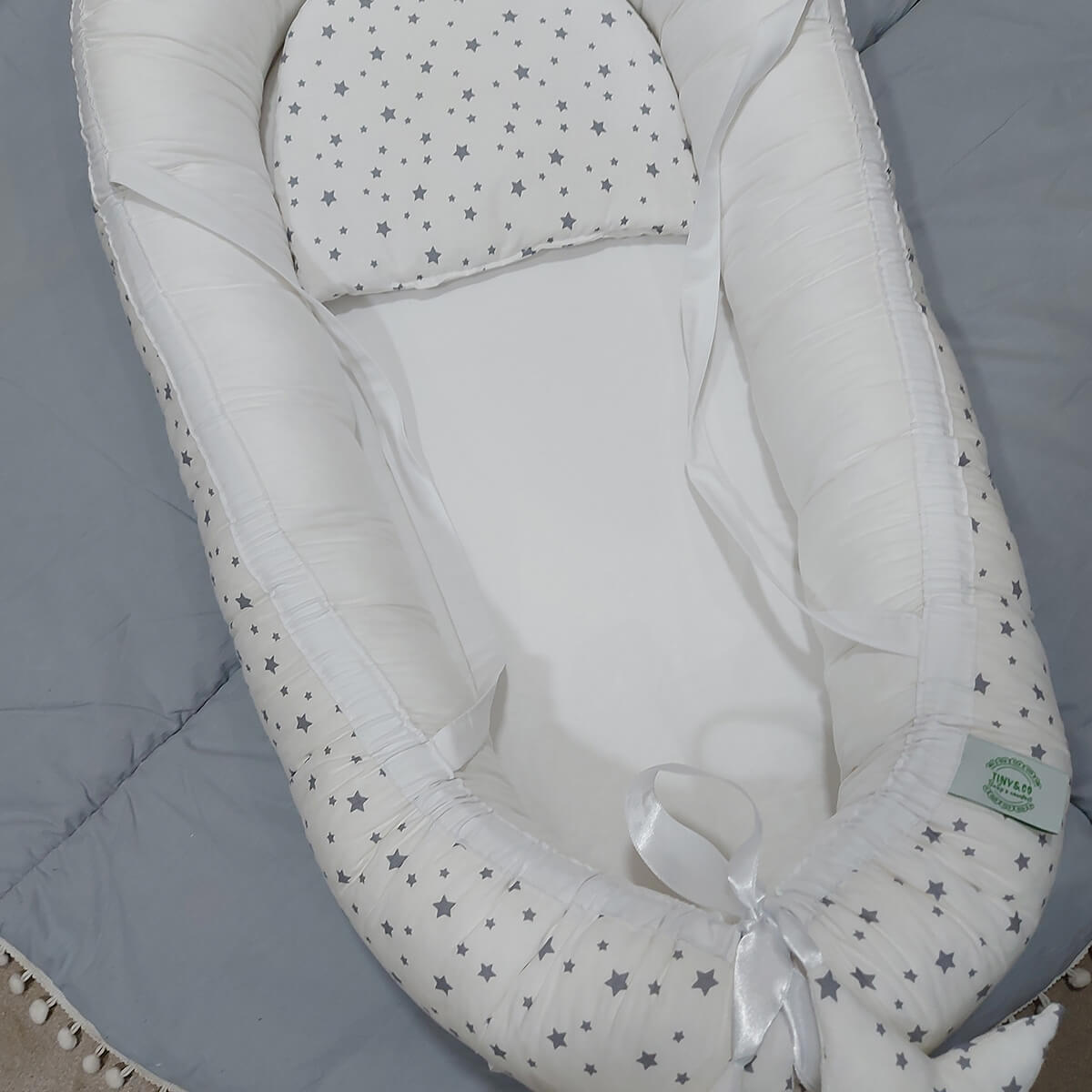 Gnezdo za bebe - sive zvezdice i belo