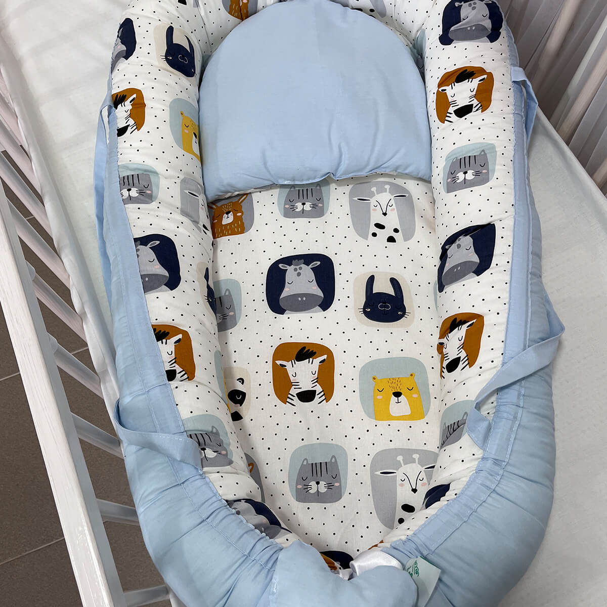 Gnezdo za bebe - plavo i zivotinje u kvadraticima